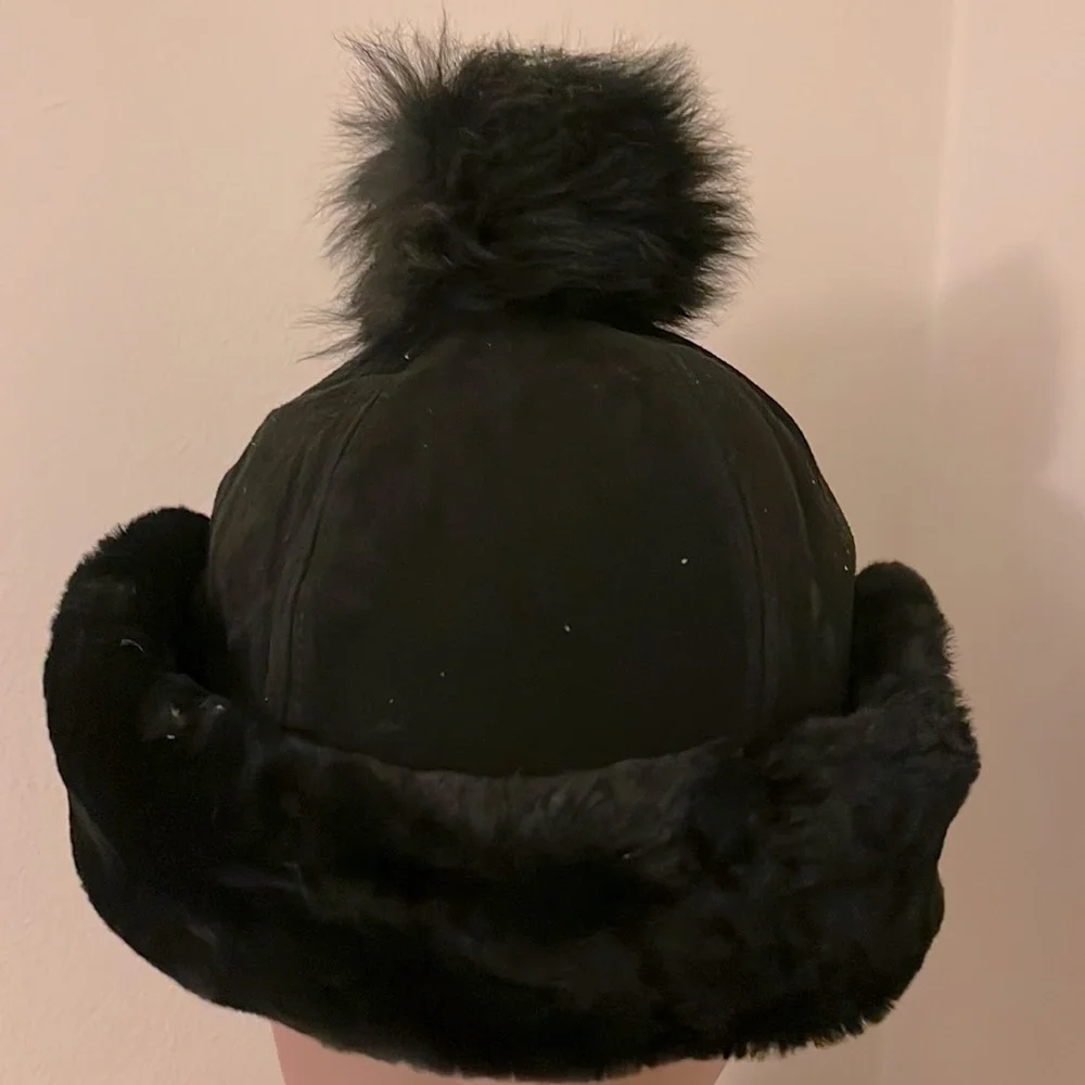 Ugg hat with Pom Pom and optional flats - Picture 3 of 4